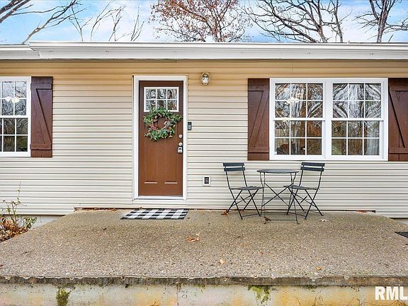 2nd image of 104 Hawthorne Ct