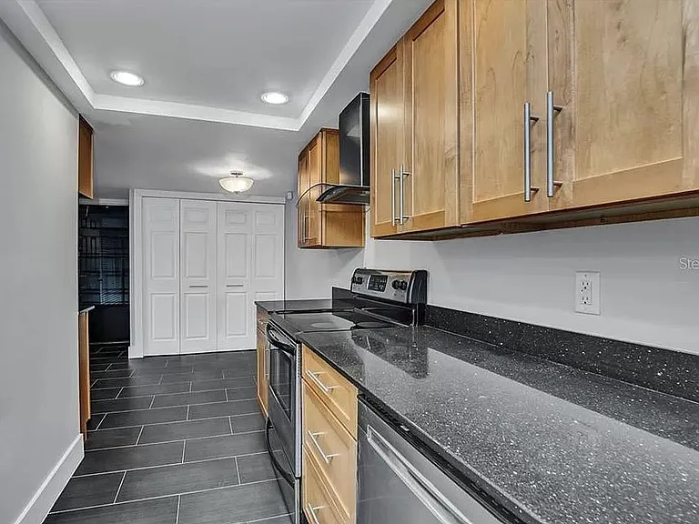 5377 Vineland Rd — Photo 13