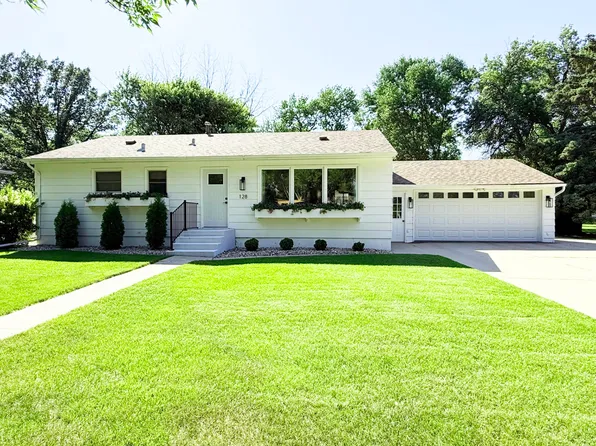 128 Elizabeth Dr, Aberdeen, SD 57401