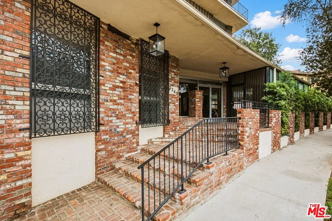 1 bed, 1.0 bath, 879 sqft, $2,300 — Photo 3