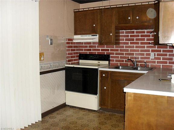 4th image of 465 W 3rd St