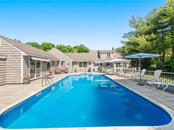 4 Knoll Crest Dr, Cumberland, RI 02864