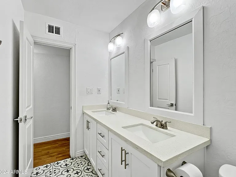 1415 W 7th St — Photo 14