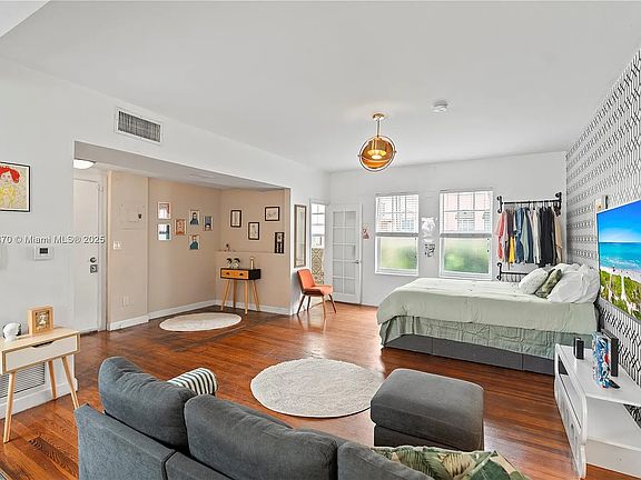 4th image of 760 Meridian Ave