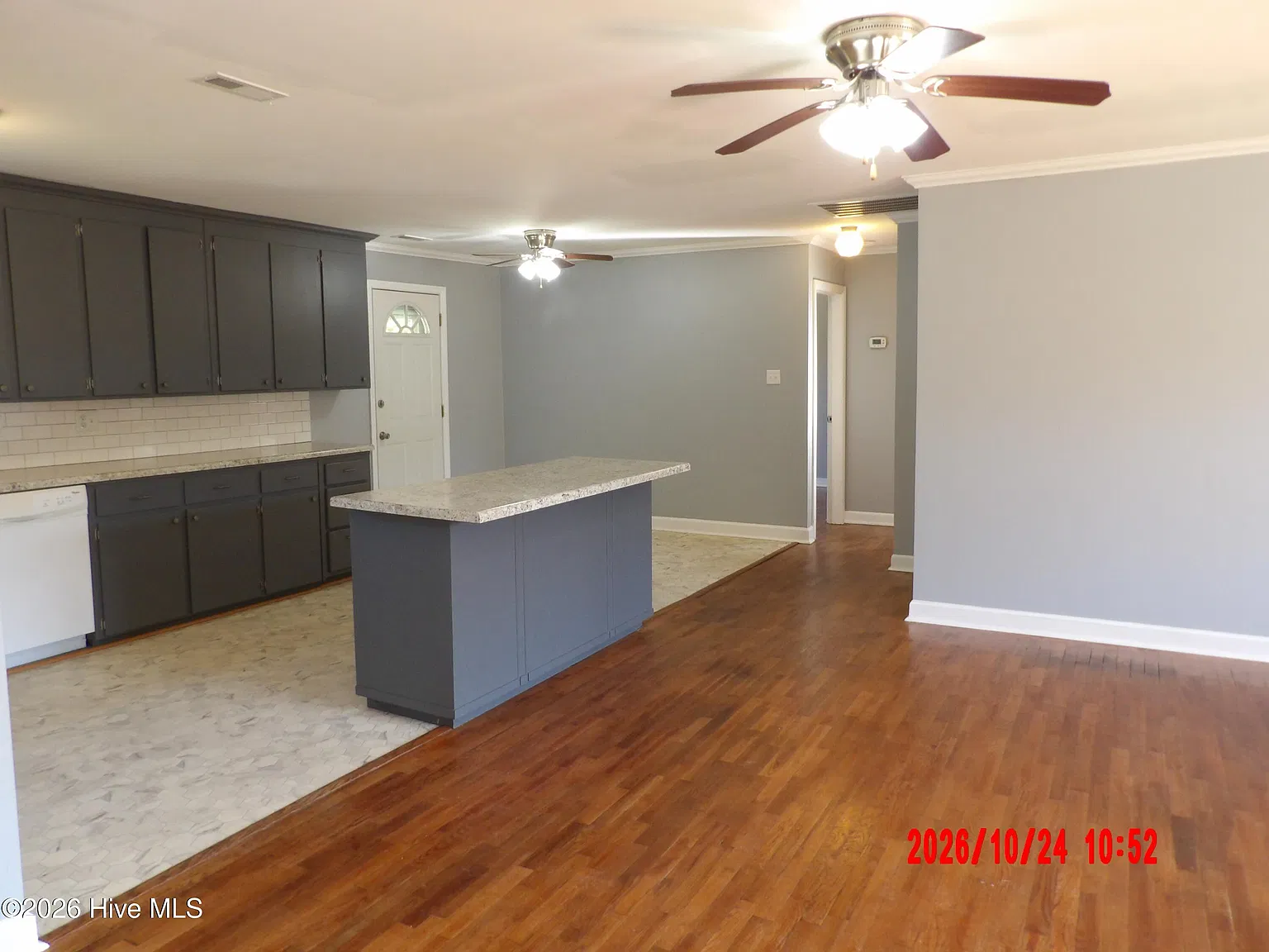 3 bed, 1.0 bath, 1184 sqft, $1,400 — Photo 4