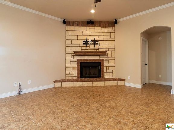5th image of 676 Thomas St