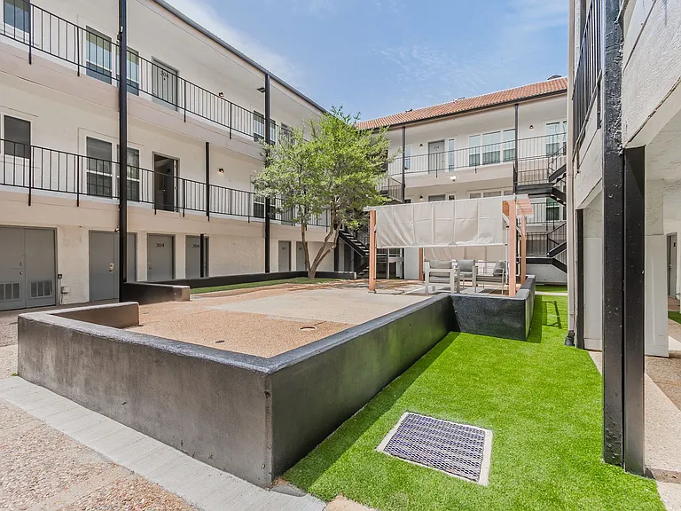 Courtyard Condos — Photo 17