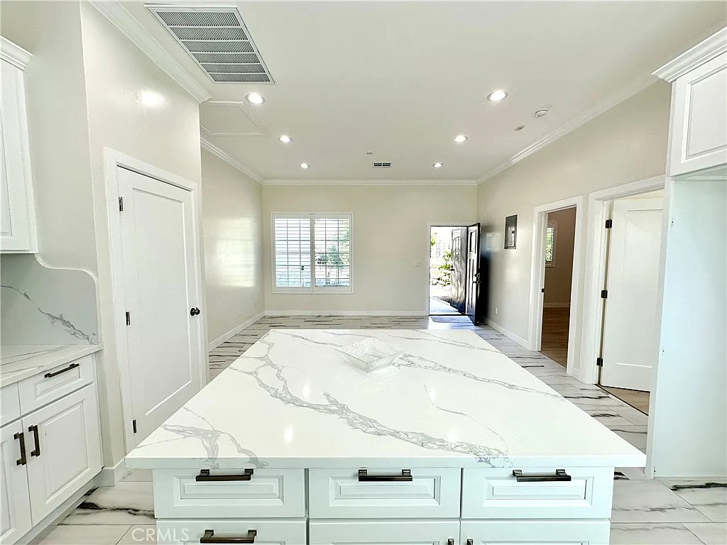 3 bed, 1200 sqft, $4,900 — Photo 4