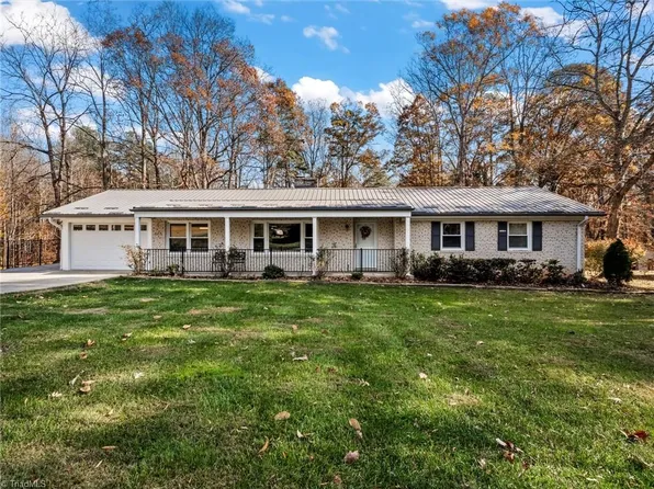 674 Knollwood Dr, Mount Airy, NC 27030