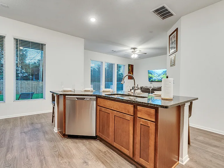 409 Magnolia Ln — Photo 3