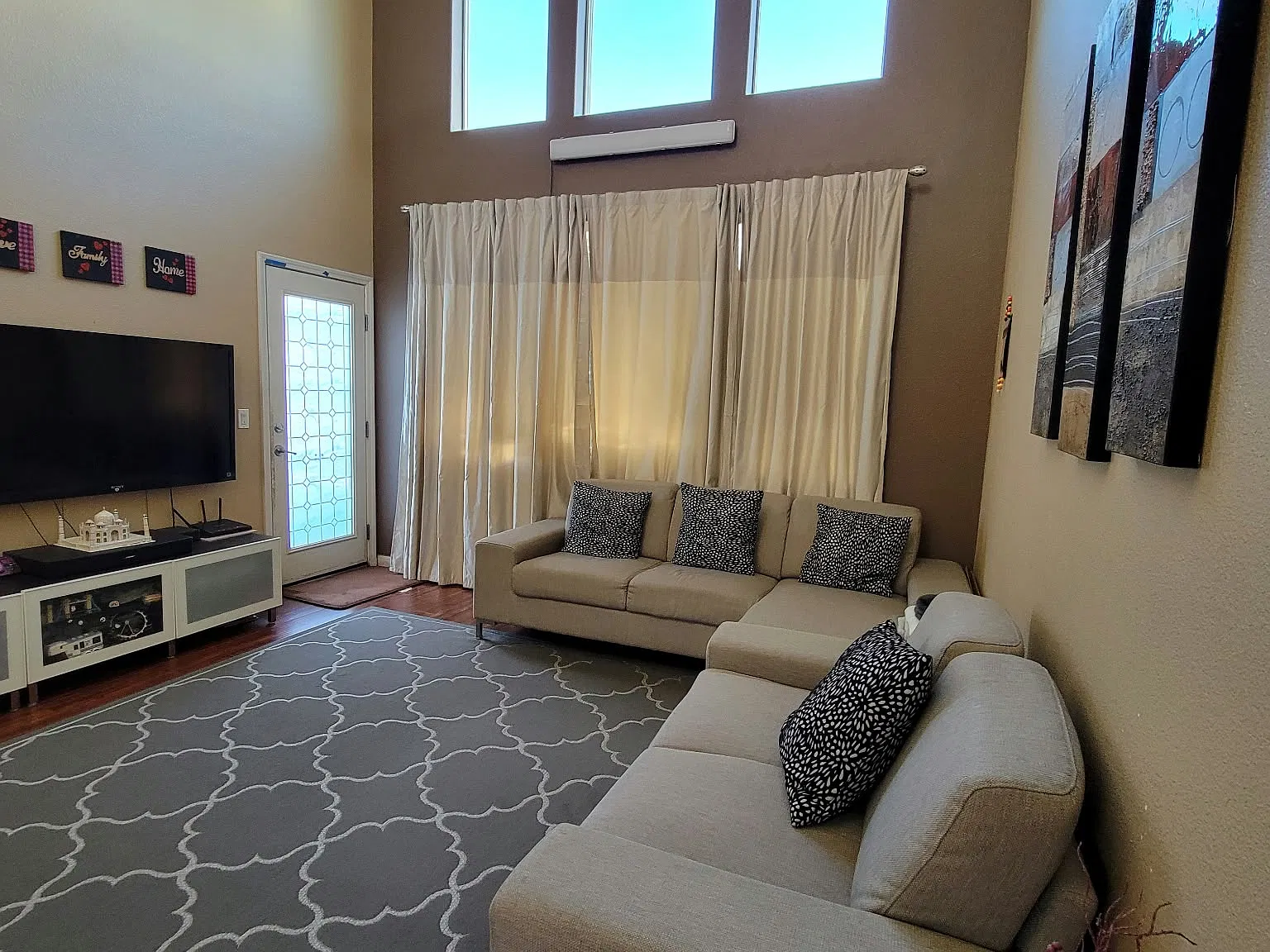 Moon Cir, Folsom — Photo 1