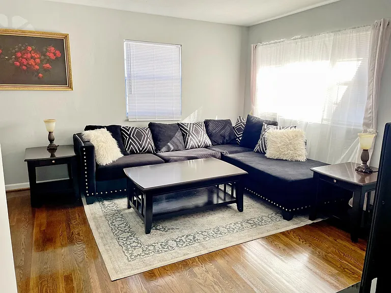 806 W Queen St — Photo 5