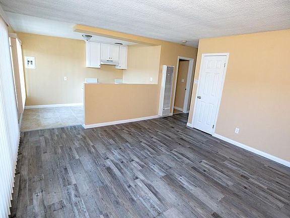 4th image of 14719 S Berendo Ave #A