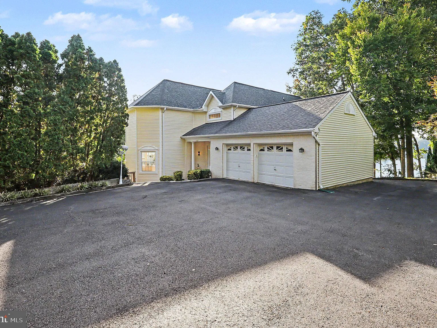 5 bed, 3.5 bath, 4074 sqft, $6,045 — Photo 2