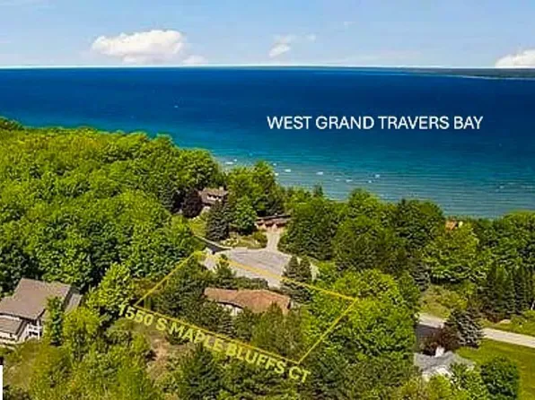 1550 S Maple Bluffs Ct, Suttons Bay, MI 49682