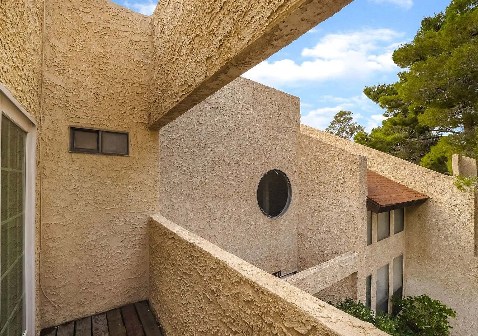2 Bedroom, 2.5 Bath Near Flamingo & Torrey Pines — Photo 3