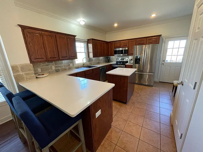 1521 NE Dysart Woods Ln — Photo 6