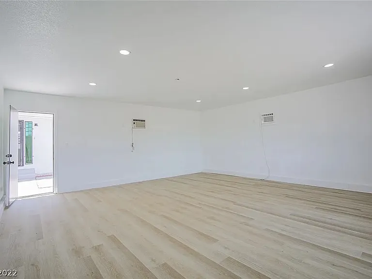 Tumbleweed Ave — Photo 15