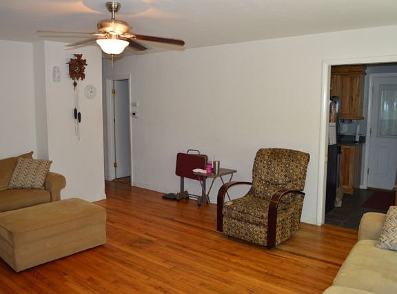 5th image of 823 W Moore Ave