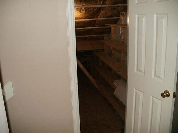 4th image of 2010 Villa Dr