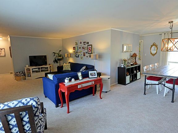 5th image of 208 Woodhill Ln