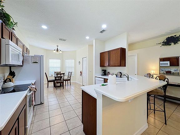 5th image of 906 Dorset Pl