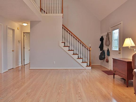 5th image of 131 Woodfield Cir