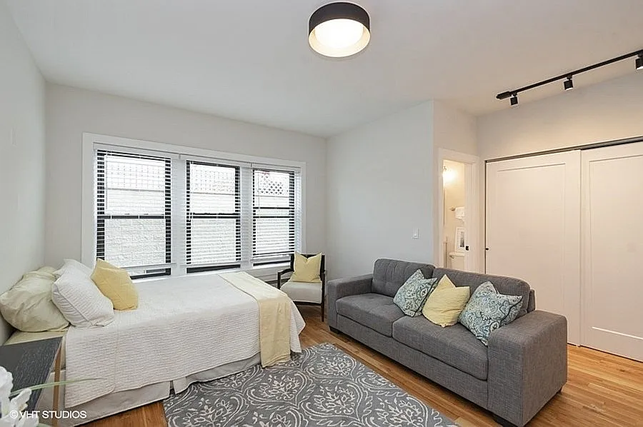 4236 N Kenmore — Photo 2