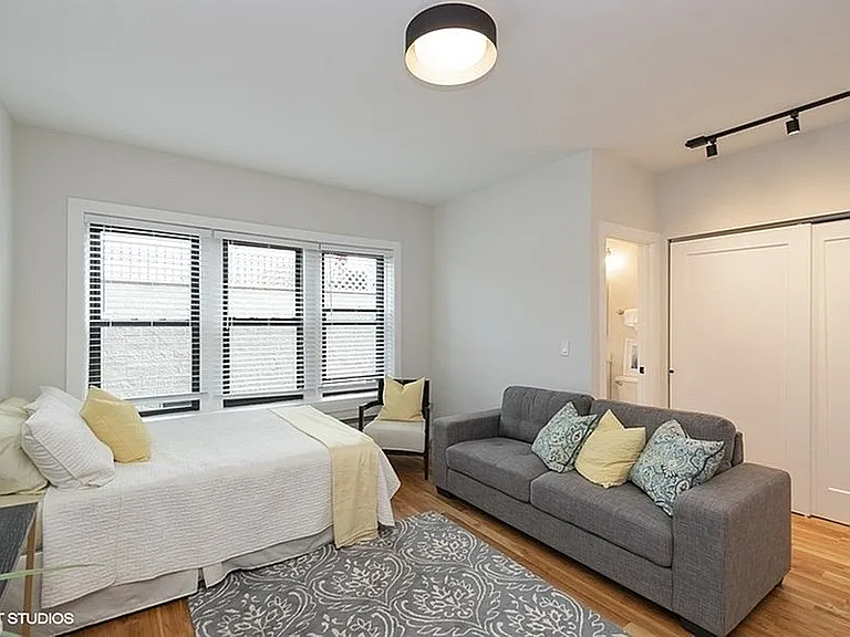 4236 N Kenmore — Photo 2