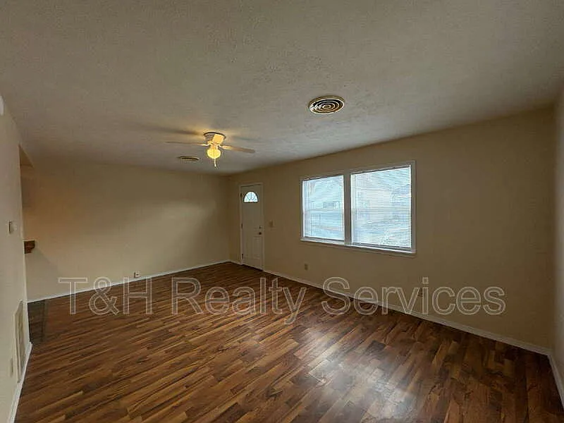 Building Photo - 609 1/2 S Crystal St