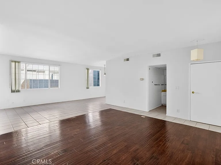 4441 Woodman Ave #111 — Photo 7