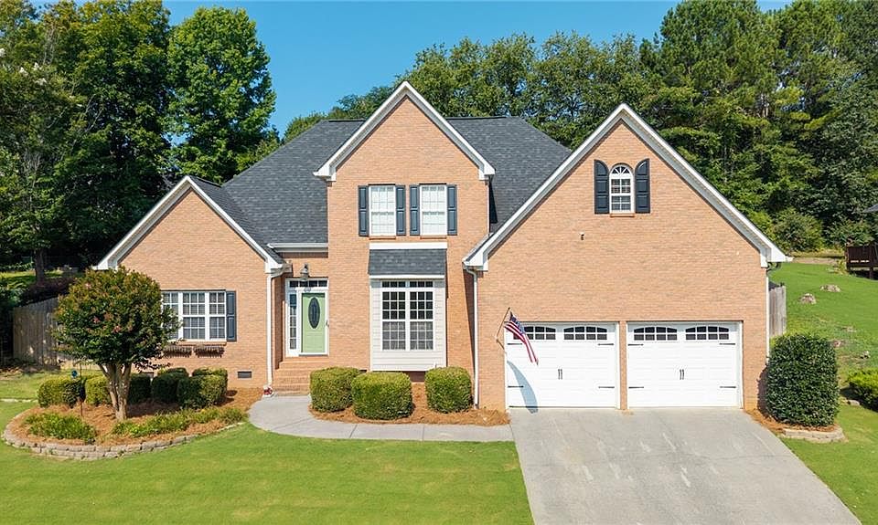 1st image of 114 Towne Lake Dr NE