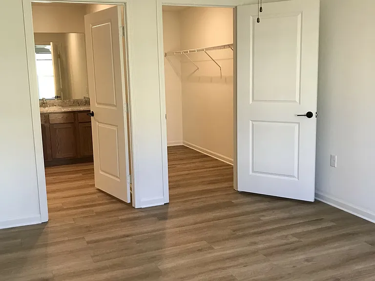 Primary Bedroom w/En Suite and Walk-In Closet