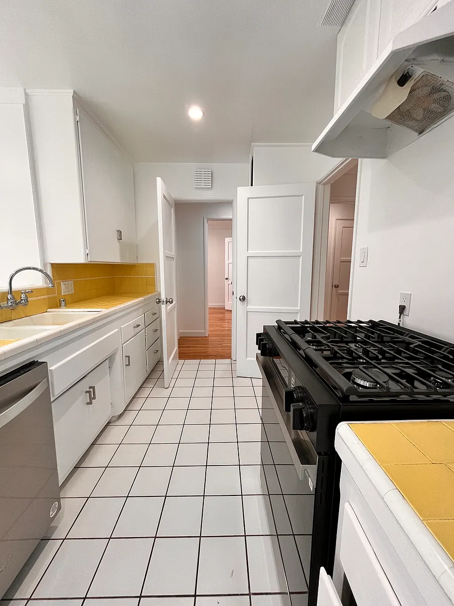 Building Photo - 2108 Ocean Park Blvd #A