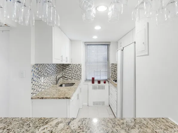 233 East 69th Street 3J image 1 of 5