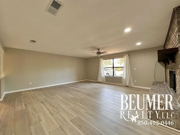 5078 Leeward Dr — Photo 2
