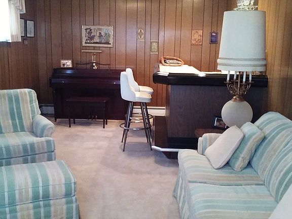 family room with bar and pia