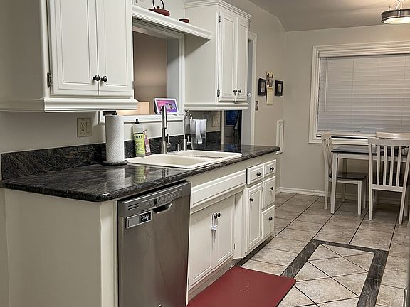 Kitchen & dining area