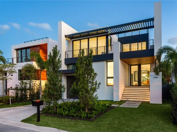 1096 N Venetian Dr, Miami Beach, FL 33139