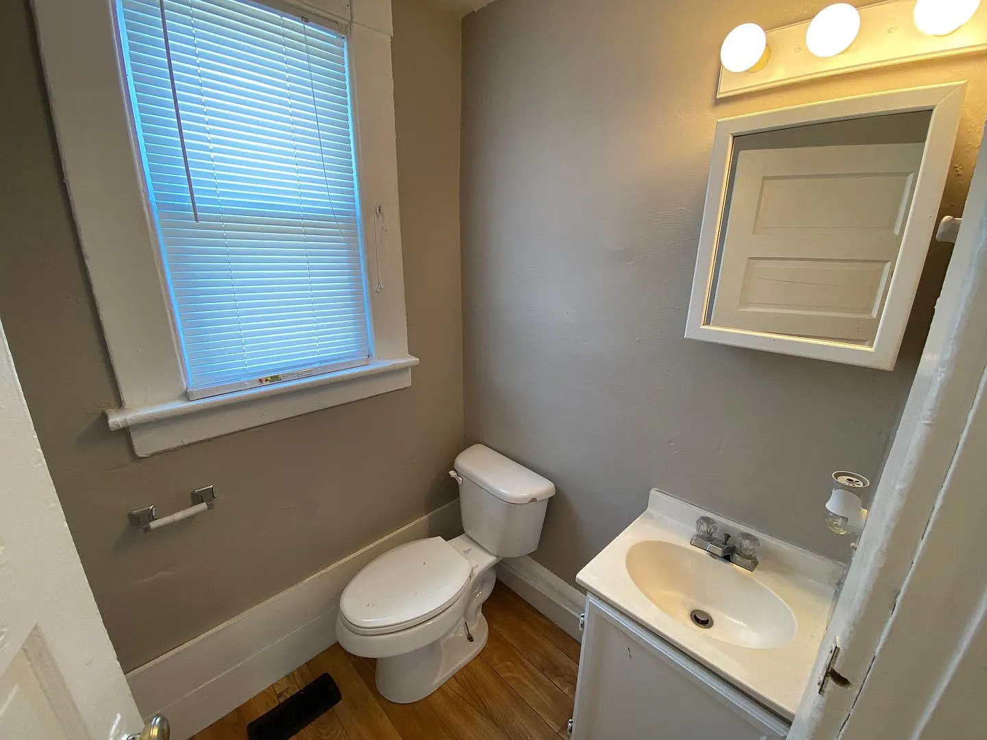 Hunter Ave 1438-1440 MLR (LH2) — Photo 2