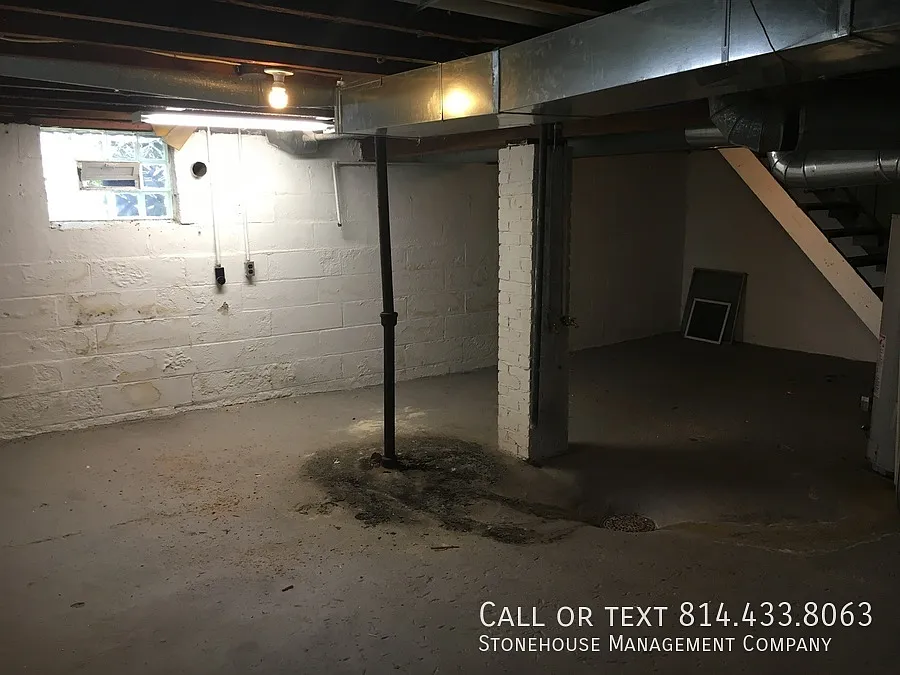 Large 2nd floor 2 bedroom with Front Deck & Private Basement — Photo 4