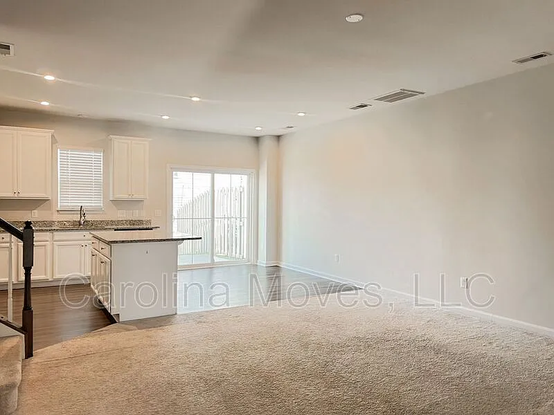 3 bed, 2.5 bath, 1544 sqft, $1,700 — Photo 3