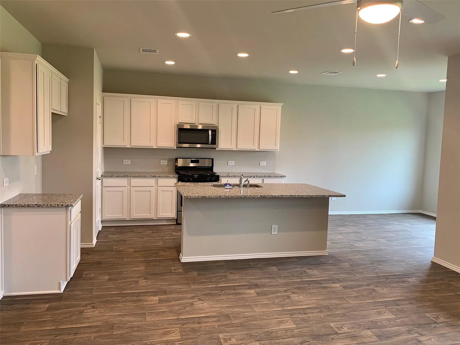 4 bed, 3.0 bath, 2294 sqft, $2,650 — Photo 3