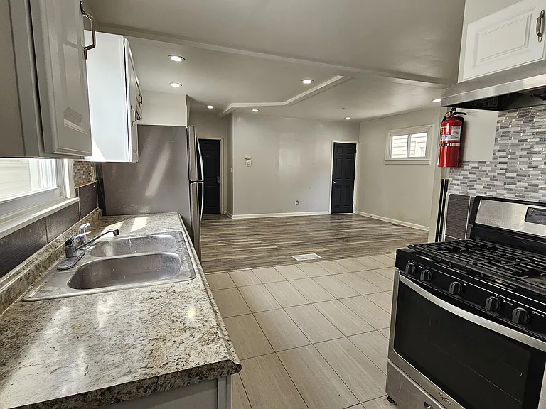 286 W Tupper St #1 — Photo 8