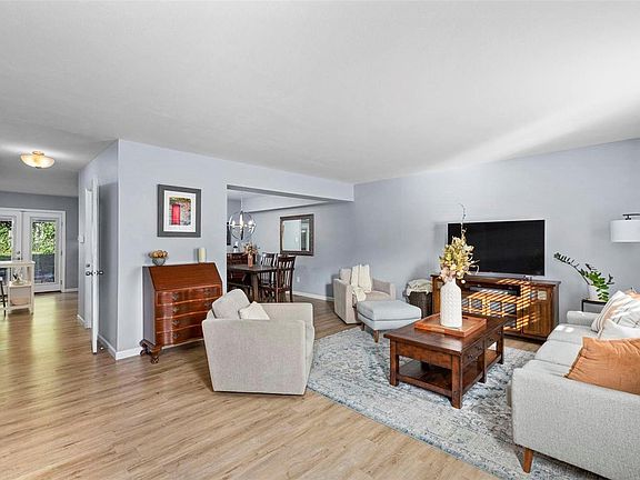3rd image of 1055 Pinegate Dr