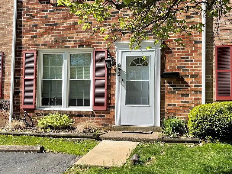 542 Newbury Ct — Photo 3