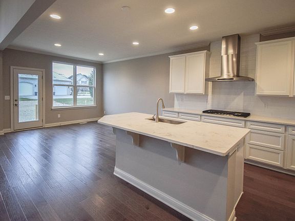 Spacious, Eat-In Kitchen Island
