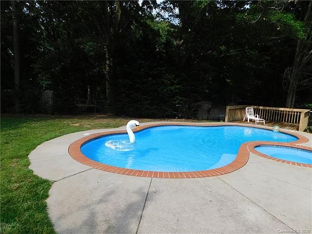 1st image of 105 Underwood Dr