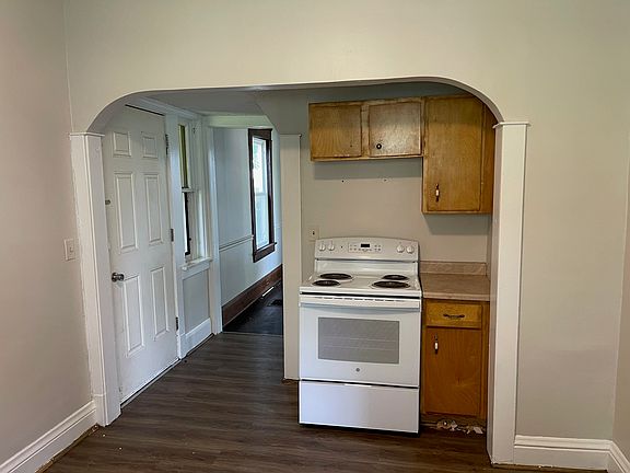 4th image of 111 Woodland Ave SE