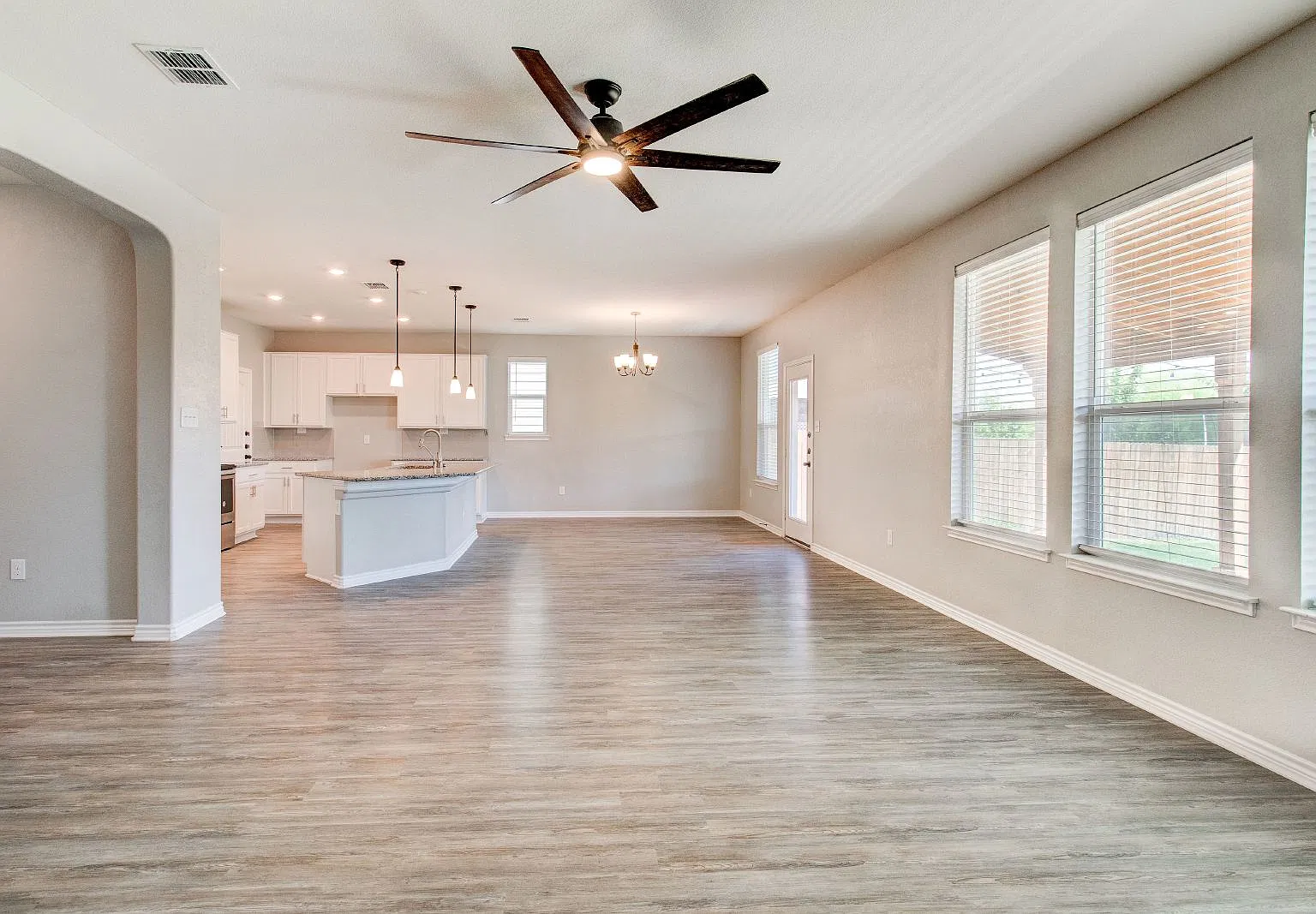 4 bed, 3.0 bath, 2410 sqft, $2,200 — Photo 4